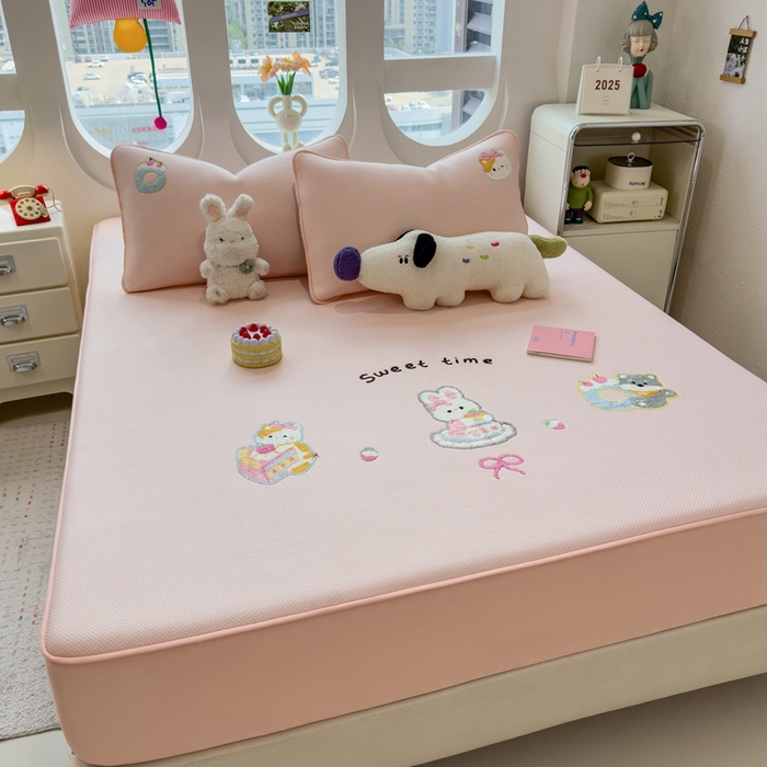 91家纺网 家纺一手货源 找家纺 莱家富 2025新款A类彩绒棉毛巾绣夹棉床笠三件套单床笠 甜睡童话-樱雾粉