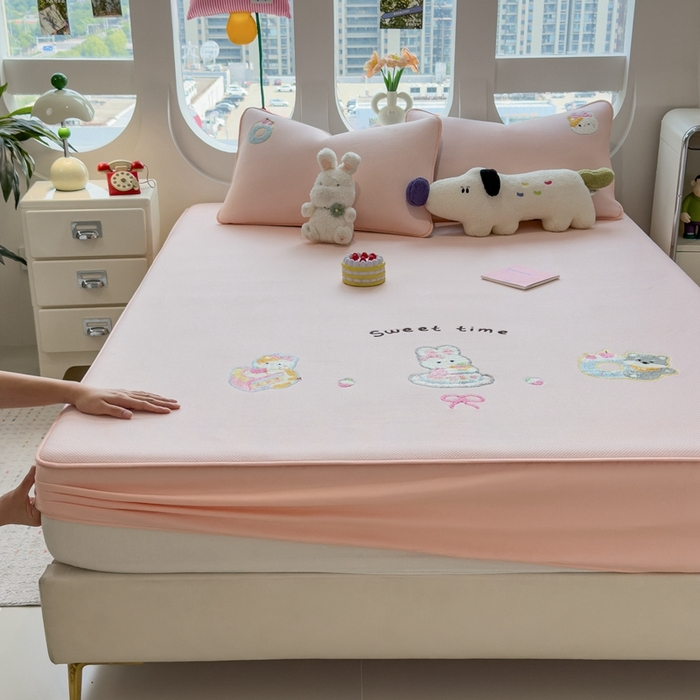 91家纺网 家纺一手货源 找家纺 莱家富 2025新款A类彩绒棉毛巾绣夹棉床笠三件套单床笠 甜睡童话-樱雾粉