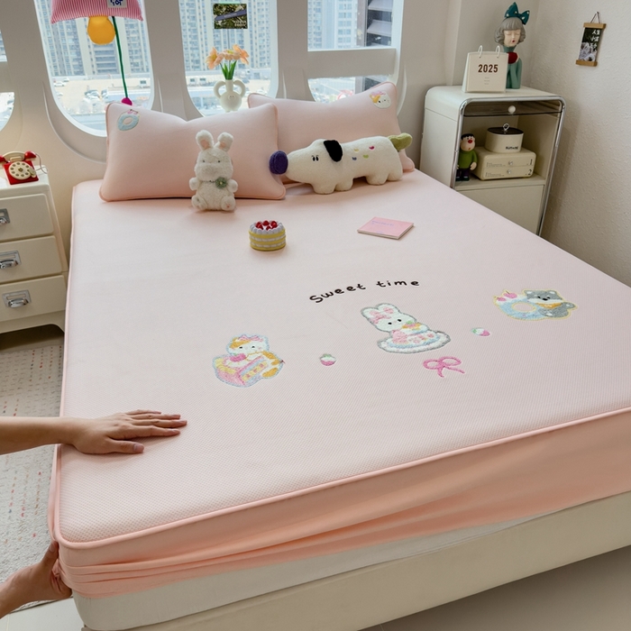 91家纺网 家纺一手货源 找家纺 莱家富 2025新款A类彩绒棉毛巾绣夹棉床笠三件套单床笠 甜睡童话-樱雾粉