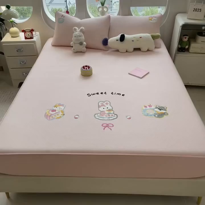 91家纺网 家纺一手货源 找家纺 莱家富 2025新款A类彩绒棉毛巾绣夹棉床笠三件套单床笠 甜睡童话-樱雾粉