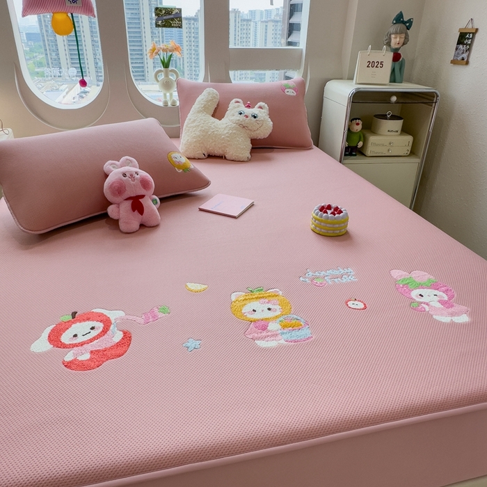 91家纺网 家纺一手货源 找家纺 莱家富 2025新款A类彩绒棉毛巾绣夹棉床笠三件套单床笠 甜心派对-绯云粉