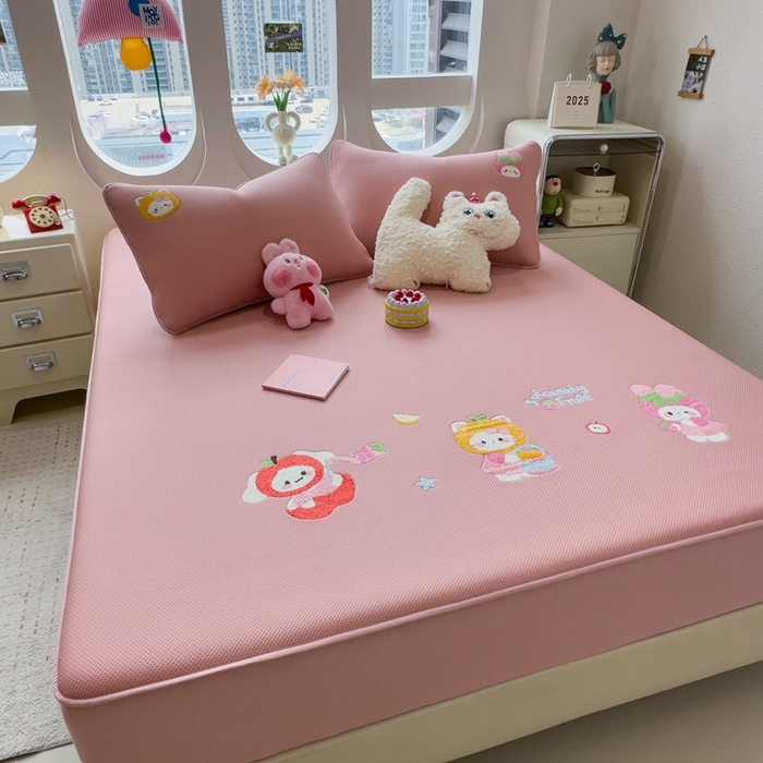 91家纺网 家纺一手货源 找家纺 莱家富 2025新款A类彩绒棉毛巾绣夹棉床笠三件套单床笠 甜心派对-绯云粉