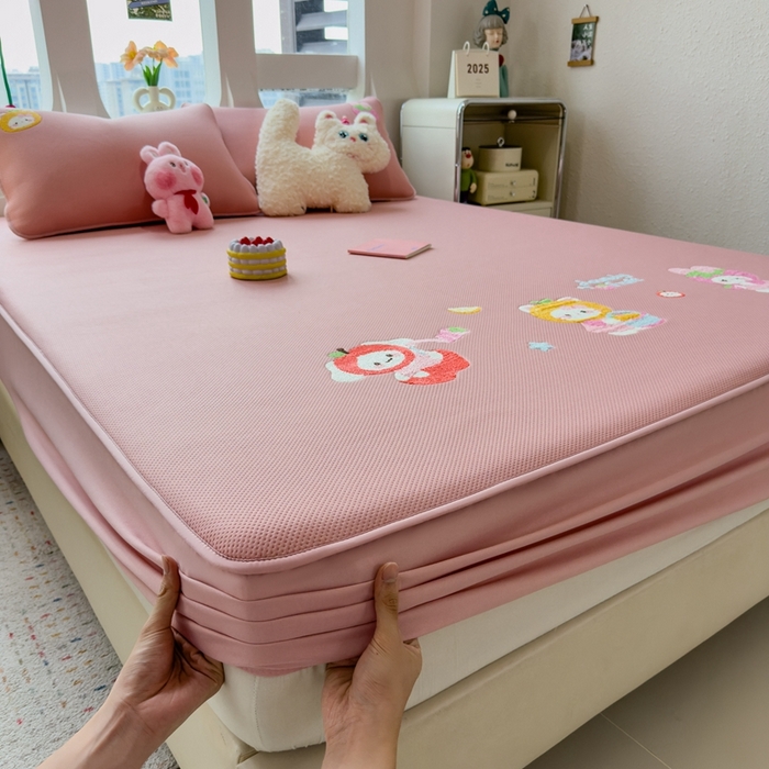 91家纺网 家纺一手货源 找家纺 莱家富 2025新款A类彩绒棉毛巾绣夹棉床笠三件套单床笠 甜心派对-绯云粉