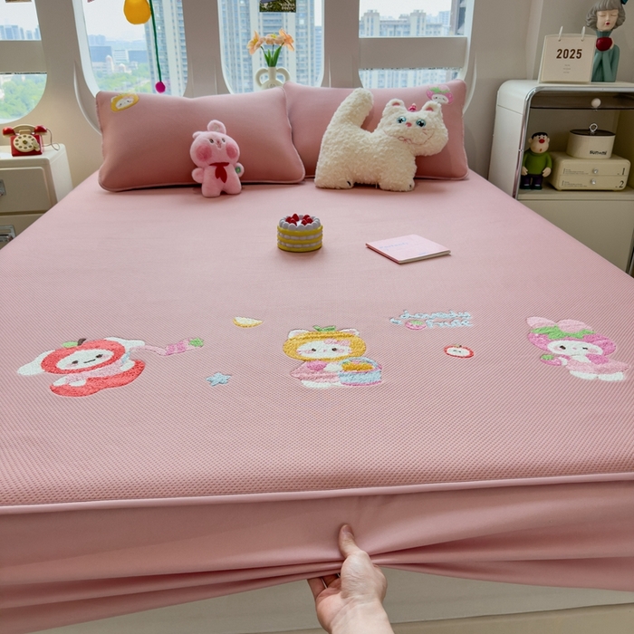 91家纺网 家纺一手货源 找家纺 莱家富 2025新款A类彩绒棉毛巾绣夹棉床笠三件套单床笠 甜心派对-绯云粉