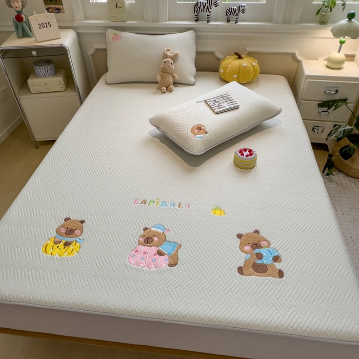 91家纺网 家纺一手货源 找家纺 （总）莱家富 2025新款A类三联刺绣毛巾绣夹棉床笠三件套单床笠