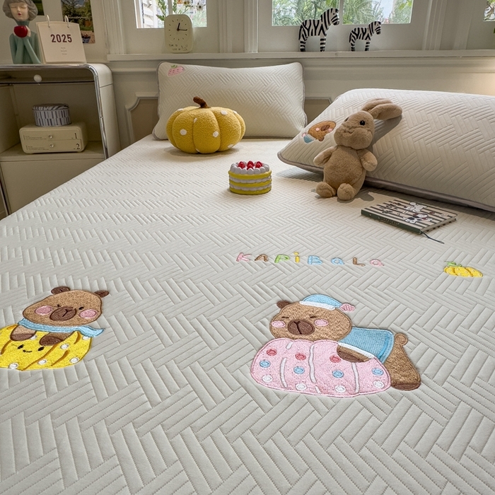 91家纺网 家纺一手货源 找家纺 （总）莱家富 2025新款A类三联刺绣毛巾绣夹棉床笠三件套单床笠