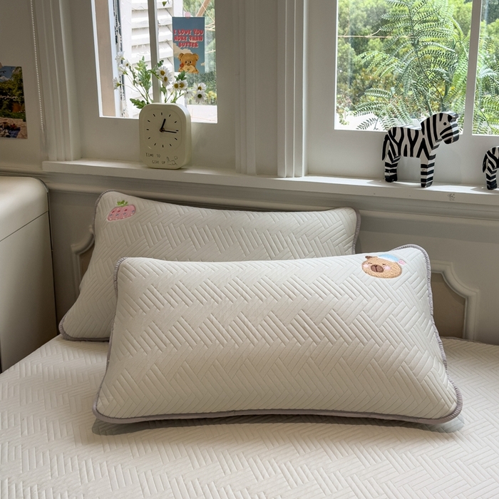 91家纺网 家纺一手货源 找家纺 （总）莱家富 2025新款A类三联刺绣毛巾绣夹棉床笠三件套单床笠