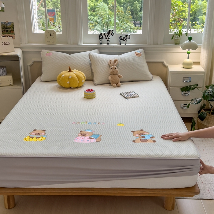 91家纺网 家纺一手货源 找家纺 （总）莱家富 2025新款A类三联刺绣毛巾绣夹棉床笠三件套单床笠