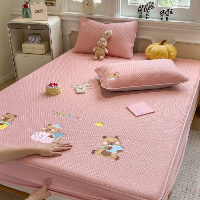 91家纺网 家纺一手货源 找家纺 （总）莱家富 2025新款A类三联刺绣毛巾绣夹棉床笠三件套单床笠