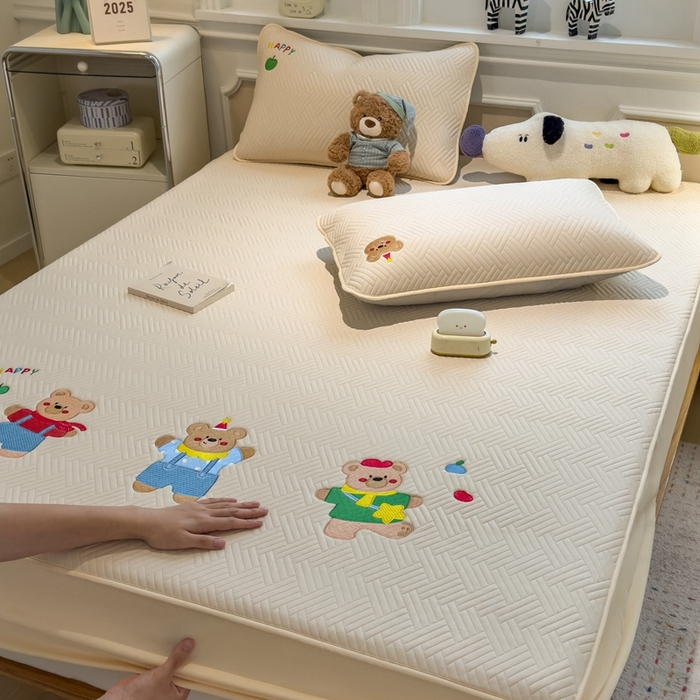 91家纺网 家纺一手货源 找家纺 （总）莱家富 2025新款A类三联刺绣毛巾绣夹棉床笠三件套单床笠