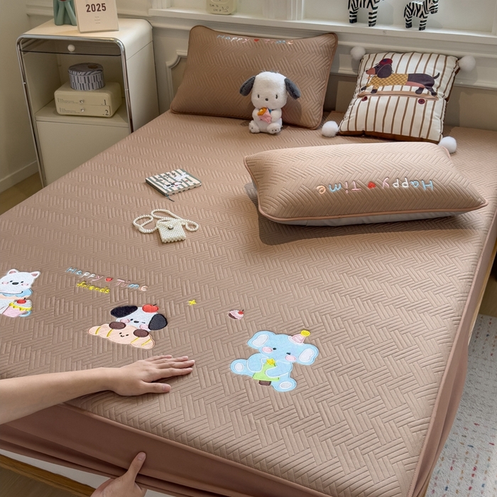 91家纺网 家纺一手货源 找家纺 （总）莱家富 2025新款A类三联刺绣毛巾绣夹棉床笠三件套单床笠