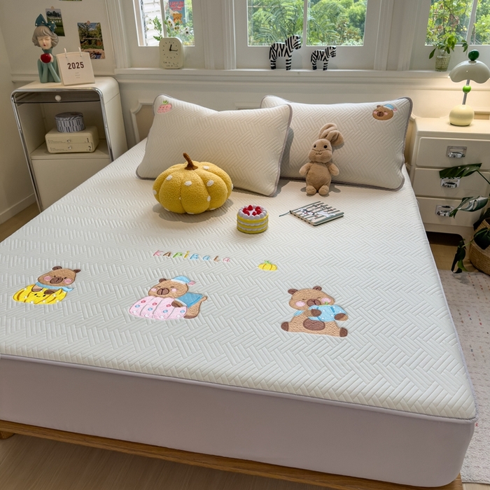 91家纺网 家纺一手货源 找家纺 莱家富 2025新款A类三联刺绣毛巾绣夹棉床笠三件套单床笠 欢乐卡皮巴拉-月隐灰