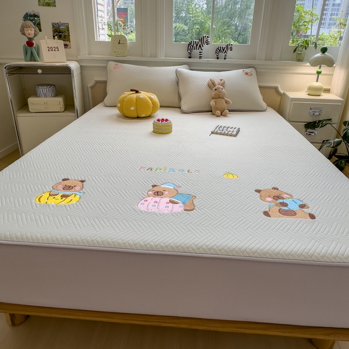 91家纺网 家纺一手货源 找家纺 莱家富 2025新款A类三联刺绣毛巾绣夹棉床笠三件套单床笠 欢乐卡皮巴拉-月隐灰