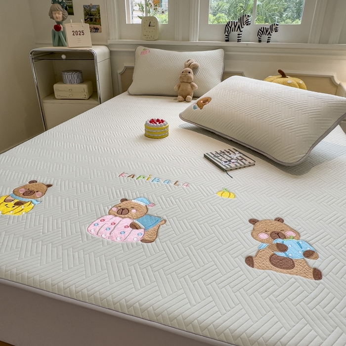 91家纺网 家纺一手货源 找家纺 莱家富 2025新款A类三联刺绣毛巾绣夹棉床笠三件套单床笠 欢乐卡皮巴拉-月隐灰