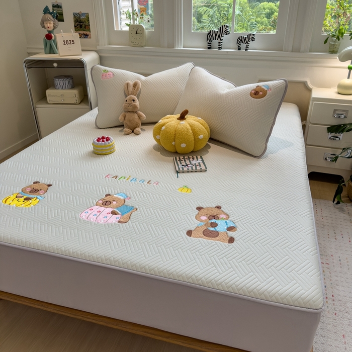 91家纺网 家纺一手货源 找家纺 莱家富 2025新款A类三联刺绣毛巾绣夹棉床笠三件套单床笠 欢乐卡皮巴拉-月隐灰