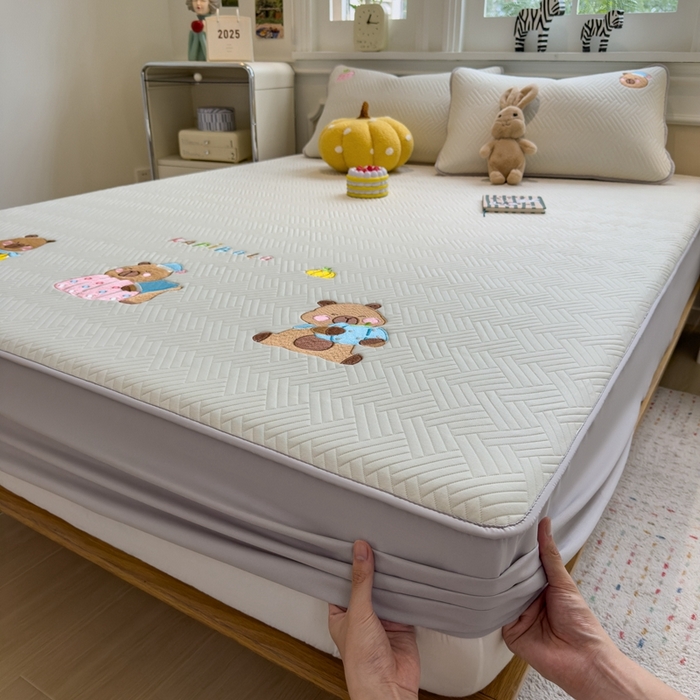 91家纺网 家纺一手货源 找家纺 莱家富 2025新款A类三联刺绣毛巾绣夹棉床笠三件套单床笠 欢乐卡皮巴拉-月隐灰