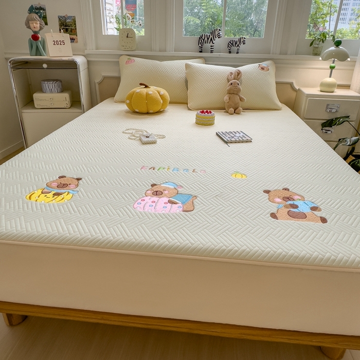 91家纺网 家纺一手货源 找家纺 莱家富 2025新款A类三联刺绣毛巾绣夹棉床笠三件套单床笠 欢乐卡皮巴拉-淡奶黄