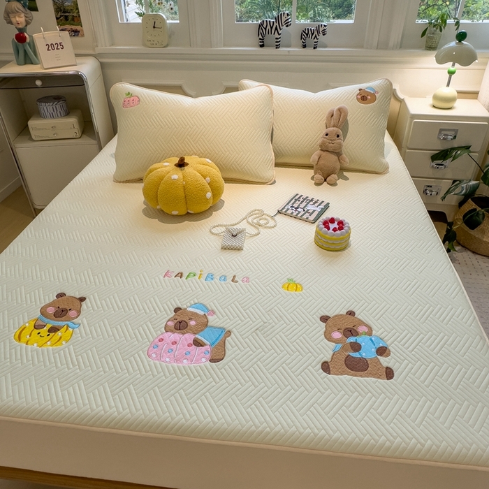 91家纺网 家纺一手货源 找家纺 莱家富 2025新款A类三联刺绣毛巾绣夹棉床笠三件套单床笠 欢乐卡皮巴拉-淡奶黄