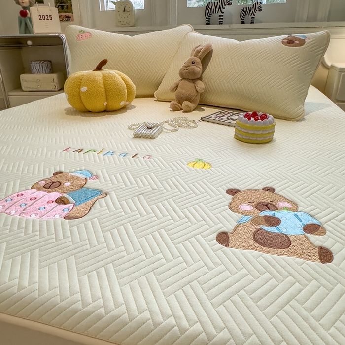 91家纺网 家纺一手货源 找家纺 莱家富 2025新款A类三联刺绣毛巾绣夹棉床笠三件套单床笠 欢乐卡皮巴拉-淡奶黄