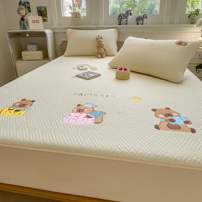 91家纺网 家纺一手货源 找家纺 莱家富 2025新款A类三联刺绣毛巾绣夹棉床笠三件套单床笠 欢乐卡皮巴拉-淡奶黄