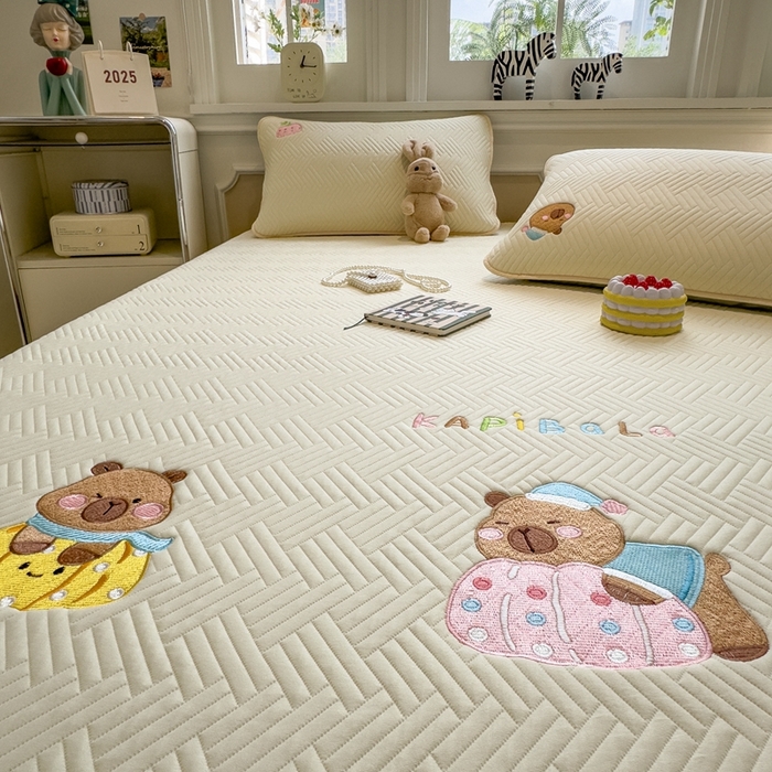 91家纺网 家纺一手货源 找家纺 莱家富 2025新款A类三联刺绣毛巾绣夹棉床笠三件套单床笠 欢乐卡皮巴拉-淡奶黄