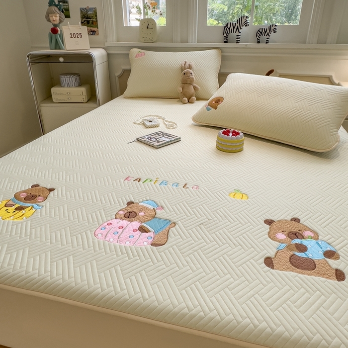 91家纺网 家纺一手货源 找家纺 莱家富 2025新款A类三联刺绣毛巾绣夹棉床笠三件套单床笠 欢乐卡皮巴拉-淡奶黄