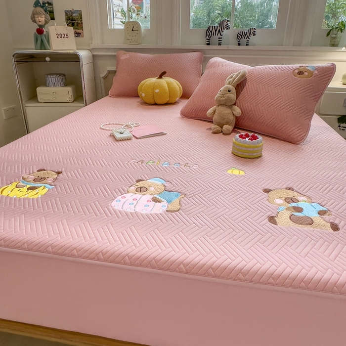 91家纺网 家纺一手货源 找家纺 莱家富 2025新款A类三联刺绣毛巾绣夹棉床笠三件套单床笠 欢乐卡皮巴拉-藕合粉