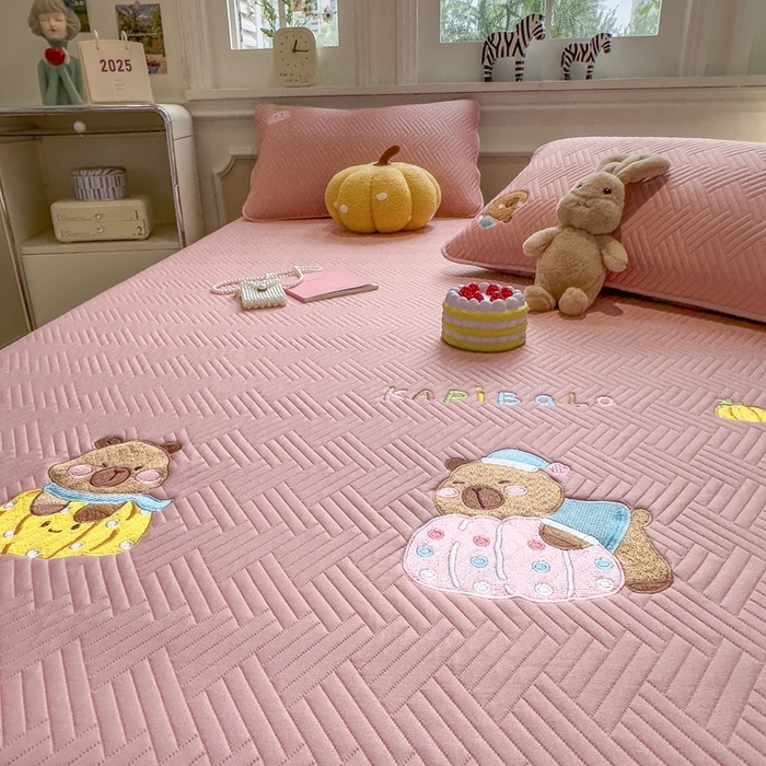 91家纺网 家纺一手货源 找家纺 莱家富 2025新款A类三联刺绣毛巾绣夹棉床笠三件套单床笠 欢乐卡皮巴拉-藕合粉