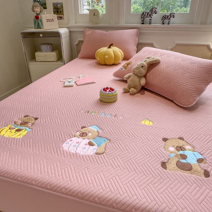 91家纺网 家纺一手货源 找家纺 莱家富 2025新款A类三联刺绣毛巾绣夹棉床笠三件套单床笠 欢乐卡皮巴拉-藕合粉