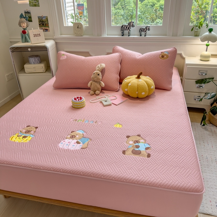 91家纺网 家纺一手货源 找家纺 莱家富 2025新款A类三联刺绣毛巾绣夹棉床笠三件套单床笠 欢乐卡皮巴拉-藕合粉