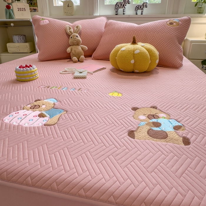 91家纺网 家纺一手货源 找家纺 莱家富 2025新款A类三联刺绣毛巾绣夹棉床笠三件套单床笠 欢乐卡皮巴拉-藕合粉