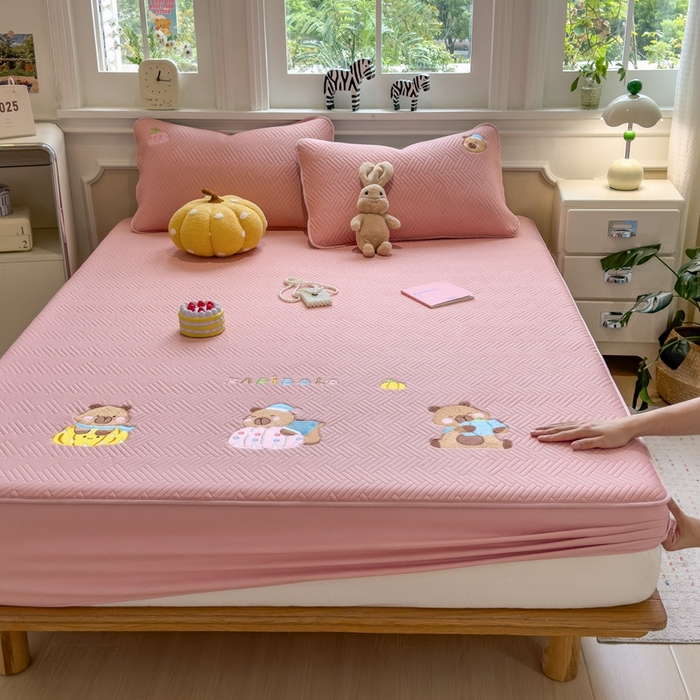 91家纺网 家纺一手货源 找家纺 莱家富 2025新款A类三联刺绣毛巾绣夹棉床笠三件套单床笠 欢乐卡皮巴拉-藕合粉