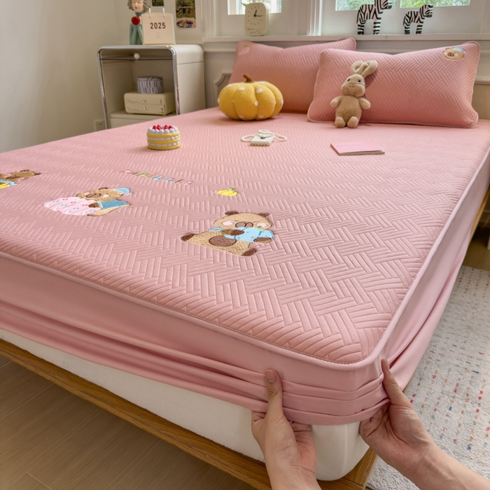 91家纺网 家纺一手货源 找家纺 莱家富 2025新款A类三联刺绣毛巾绣夹棉床笠三件套单床笠 欢乐卡皮巴拉-藕合粉