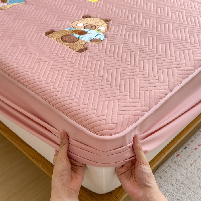 91家纺网 家纺一手货源 找家纺 莱家富 2025新款A类三联刺绣毛巾绣夹棉床笠三件套单床笠 欢乐卡皮巴拉-藕合粉