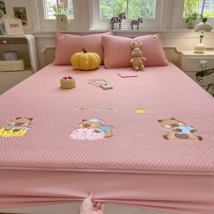 91家纺网 家纺一手货源 找家纺 莱家富 2025新款A类三联刺绣毛巾绣夹棉床笠三件套单床笠 欢乐卡皮巴拉-藕合粉