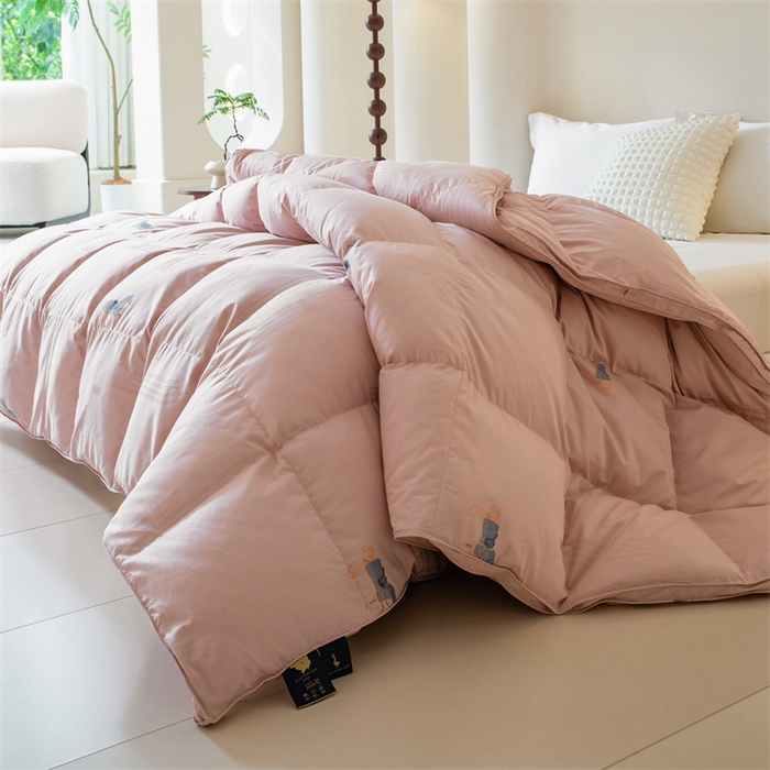 91家纺网 家纺一手货源 找家纺 静若居羽绒被壳 2025新款全棉双层刺绣羽绒被壳高端羽绒被高支高密羽绒被壳 粉色