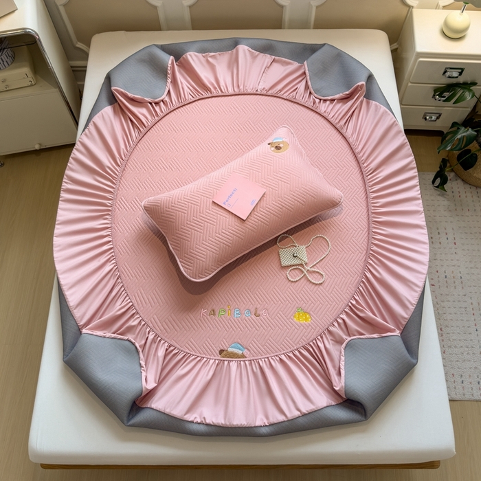 91家纺网 家纺一手货源 找家纺 莱家富 2025新款A类三联刺绣毛巾绣夹棉床笠三件套单床笠 欢乐卡皮巴拉-藕合粉