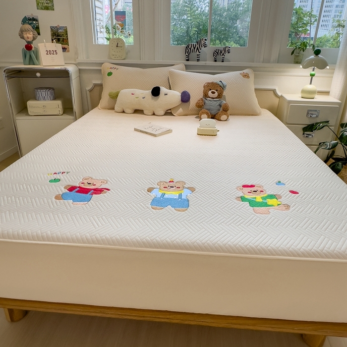 91家纺网 家纺一手货源 找家纺 莱家富 2025新款A类三联刺绣毛巾绣夹棉床笠三件套单床笠 开心小熊-微光黄