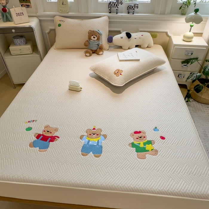 91家纺网 家纺一手货源 找家纺 莱家富 2025新款A类三联刺绣毛巾绣夹棉床笠三件套单床笠 开心小熊-微光黄