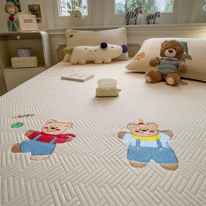 91家纺网 家纺一手货源 找家纺 莱家富 2025新款A类三联刺绣毛巾绣夹棉床笠三件套单床笠 开心小熊-微光黄