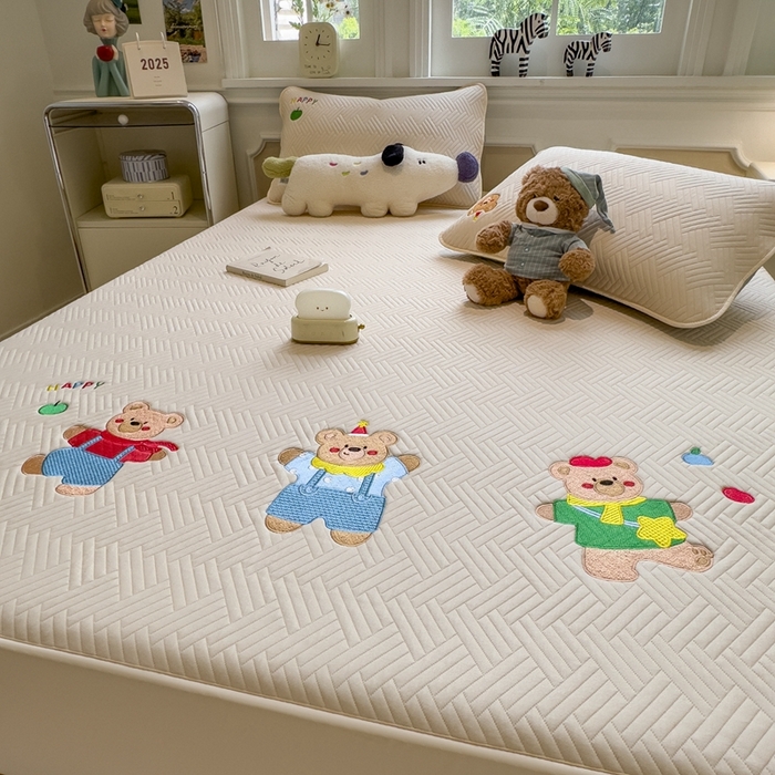 91家纺网 家纺一手货源 找家纺 莱家富 2025新款A类三联刺绣毛巾绣夹棉床笠三件套单床笠 开心小熊-微光黄