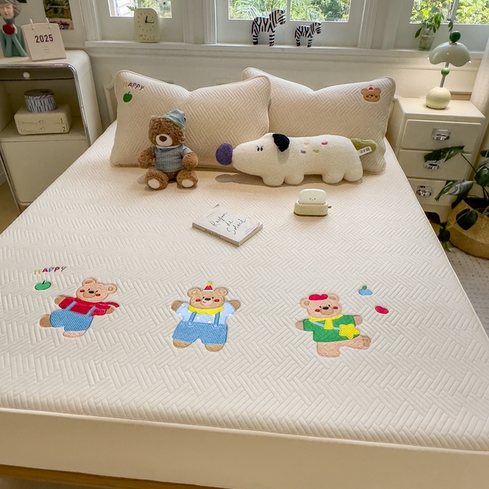 91家纺网 家纺一手货源 找家纺 莱家富 2025新款A类三联刺绣毛巾绣夹棉床笠三件套单床笠 开心小熊-微光黄