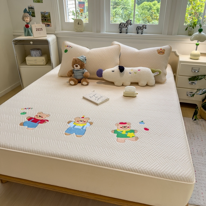 91家纺网 家纺一手货源 找家纺 莱家富 2025新款A类三联刺绣毛巾绣夹棉床笠三件套单床笠 开心小熊-微光黄