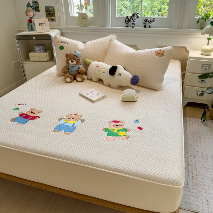 91家纺网 家纺一手货源 找家纺 莱家富 2025新款A类三联刺绣毛巾绣夹棉床笠三件套单床笠 开心小熊-微光黄