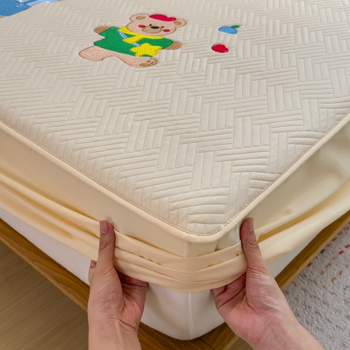 91家纺网 家纺一手货源 找家纺 莱家富 2025新款A类三联刺绣毛巾绣夹棉床笠三件套单床笠 开心小熊-微光黄