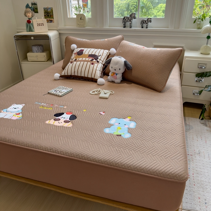 91家纺网 家纺一手货源 找家纺 莱家富 2025新款A类三联刺绣毛巾绣夹棉床笠三件套单床笠 开心一家-摩卡咖