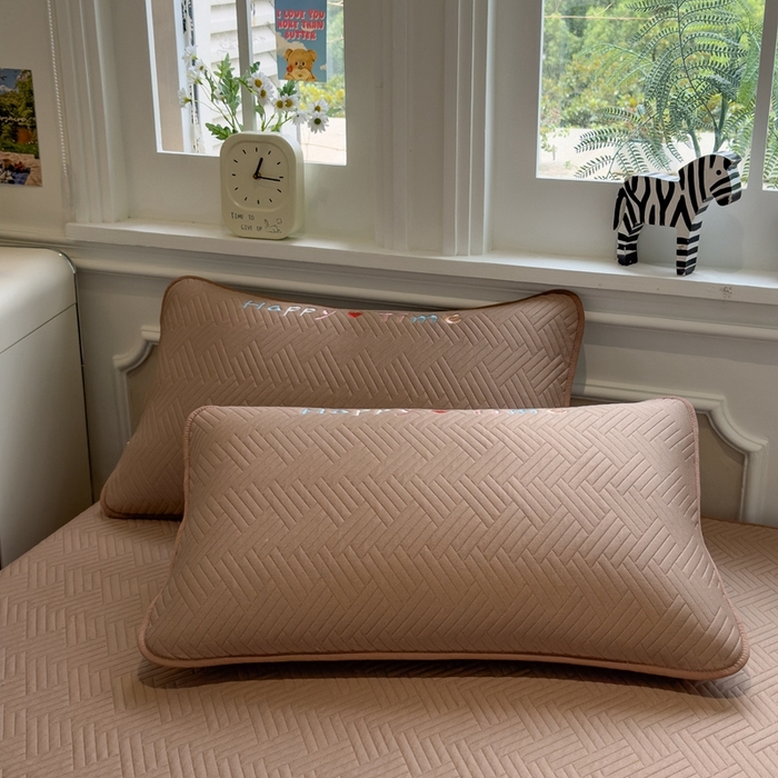 91家纺网 家纺一手货源 找家纺 莱家富 2025新款A类三联刺绣毛巾绣夹棉床笠三件套单床笠 开心一家-摩卡咖