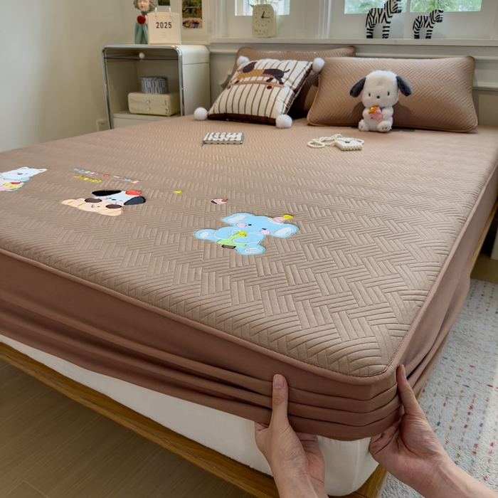 91家纺网 家纺一手货源 找家纺 莱家富 2025新款A类三联刺绣毛巾绣夹棉床笠三件套单床笠 开心一家-摩卡咖