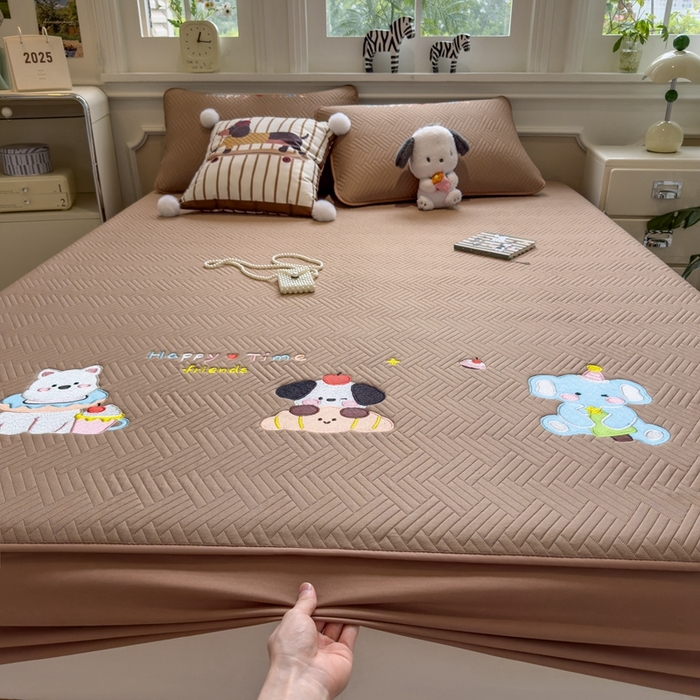 91家纺网 家纺一手货源 找家纺 莱家富 2025新款A类三联刺绣毛巾绣夹棉床笠三件套单床笠 开心一家-摩卡咖