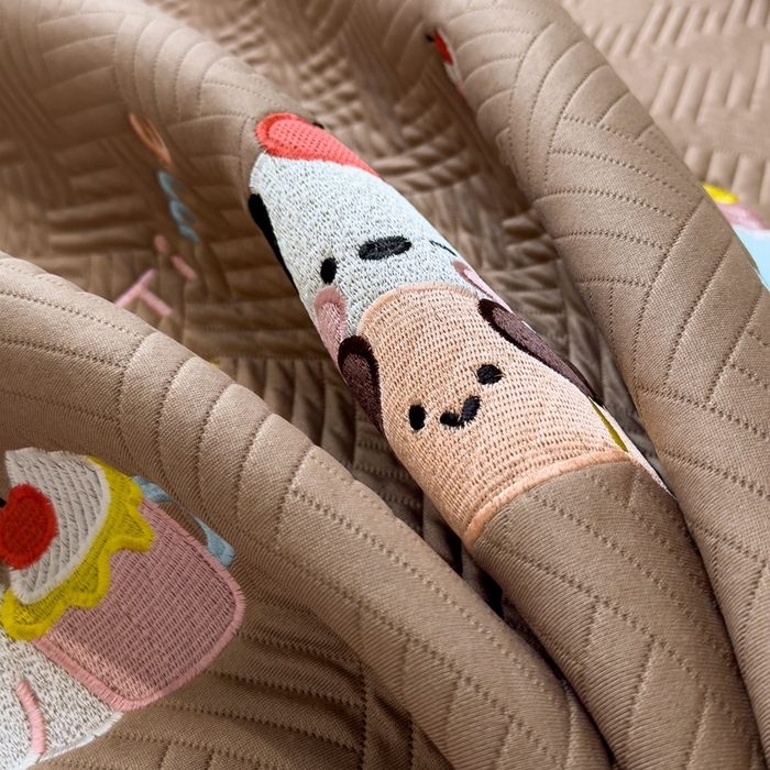 91家纺网 家纺一手货源 找家纺 莱家富 2025新款A类三联刺绣毛巾绣夹棉床笠三件套单床笠 开心一家-摩卡咖